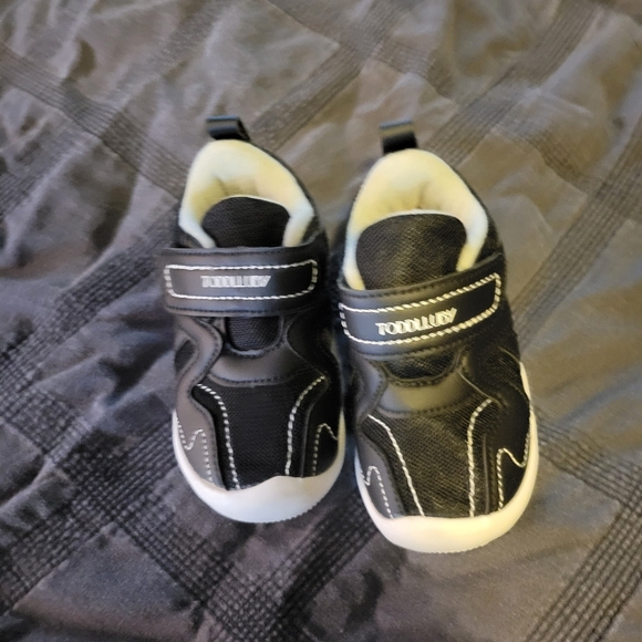 Toddler shoes size 5 velcro strap - Picture 2 of 7